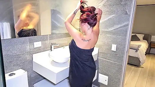 Oda arkadaşım beni uyandırdı ve amımın içine girdi.