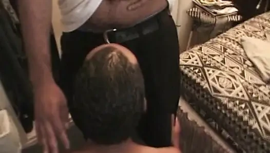 İki azgın adam şişman delikanlının büyük kıllı yarağını emiyor