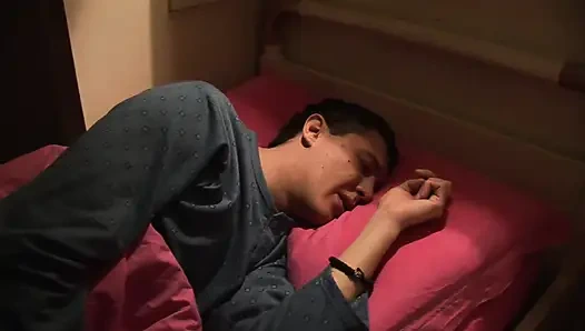 İri göğüslü üvey anne üvey oğlunun yarağını çok iyi idare ediyor