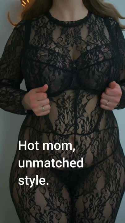 Siyah giyimli orta yaşlı seksi kadın kıvrımlarını gösteriyor