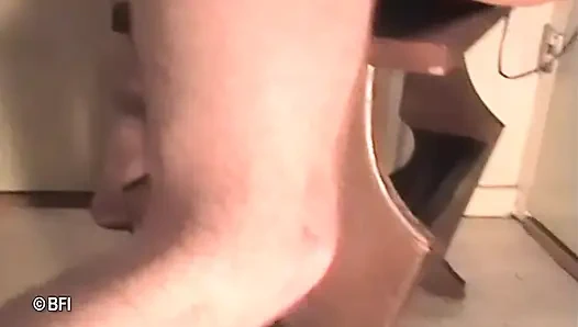 Seksi esmer hatun bacaklarını açıyor ve amını siktiriyor