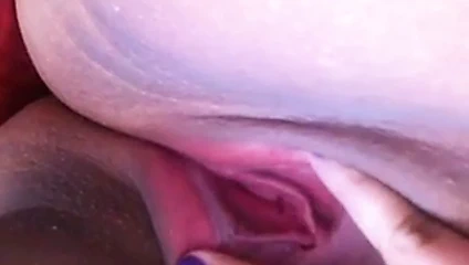 onu kedi ile oynayan kız