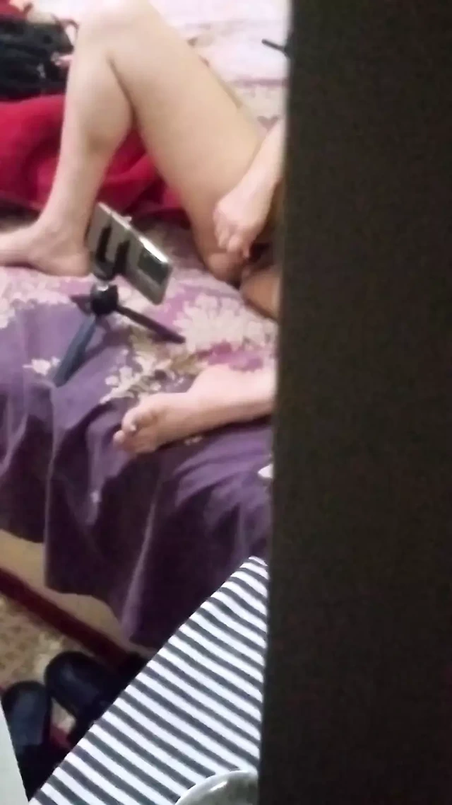 Üvey kız kardeşim erkekler için kendini filme alıyor ve bahşiş istiyor ve ben ona biniyorum