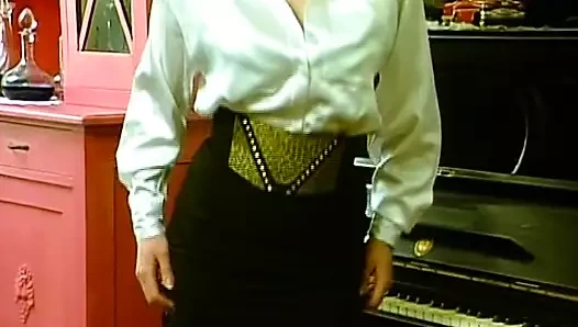 Kızıl saçlı Alman orta yaşlı seksi kadın kendini yapay penisle dolduruyor