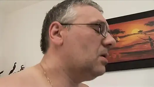 Yaşlı üvey baba rahatlatıcı bir genç kızı sert yarağını sıvazlarken gözetliyor