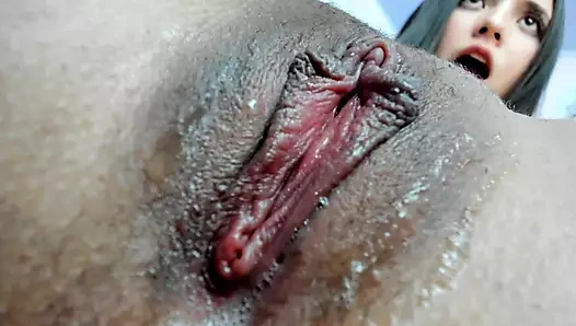 Sevimli üniversiteli kız mastürbasyon yaparken erkek delisine dönüşüyor ve amcığı çeşme gibi ıslanıyor.