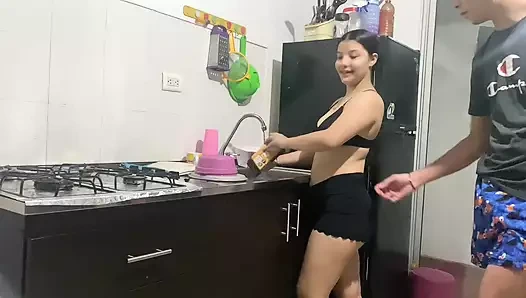 Ateşli latin üvey kız kardeşimle aynı odayı paylaşıyorum ve onunla ateşli seks yapıyorum