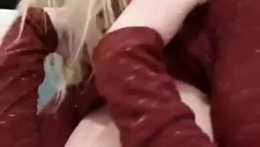 Kaley cuoco - göğüsler flaş