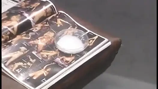 Büyük göğüslü şehvetli esmer kanepede büyük bir yarağa biniyor