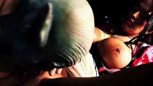 Üç iç çamaşırlı sürtük bir ork tarafından sikiliyor ve dölle kaplanıyor