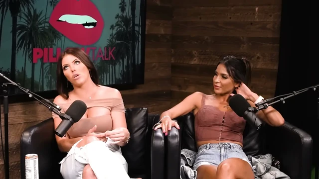 Dünyanın 1 numaralı porno yıldızı Adriana Chechik hayranlarıyla sikişiyor