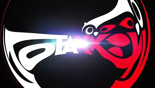 Sarışın kız öğrenci ödevi için ekstra yardıma ihtiyaç duyuyor