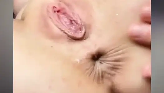 Anal sikiş yakın çekim. Amcığı parmaklıyor. Ateşli amına yumruk sokuyor ve çok sert boşalıyor