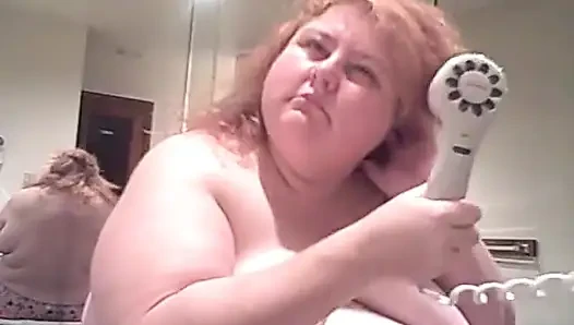Orta yaşlı seksi kadın kızıl saçlı kuru saçına çıplak sakso çekiyor