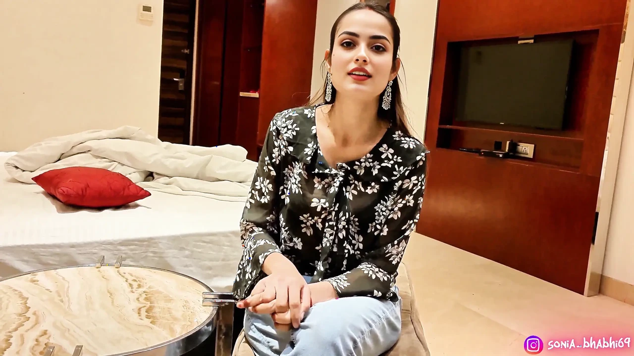 Desi Indian Stepsis Changing Dress Infront of Her Stepbrother. in Hindi