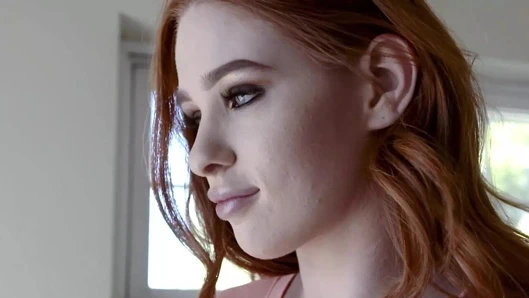 İri göğüslü itaatkar kızıl saçlı Scarlett Snow kocasını tasmalı bir şekilde karşılıyor - teamskeet