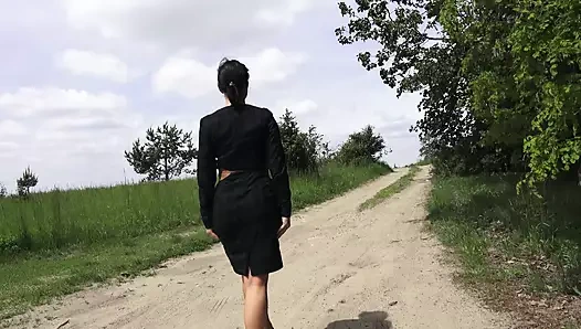 Yolda çoraplara işiyor.