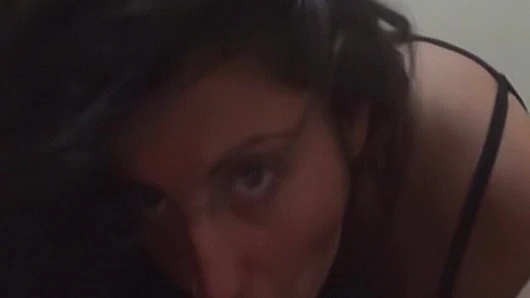 Sevimli kız arkadaş yarak emiyor, sonra kıllı amcığını sikiyor