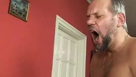 İri güzel Alman fahişe sert üçlü seks yaptıktan sonra yüzüne boşalıyor