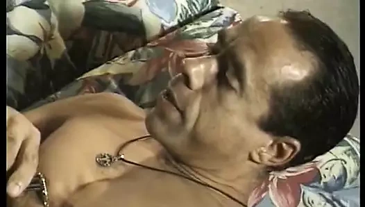 Güzel genç küçük memeli zenci tatlım verandada iki adamla sikişiyor