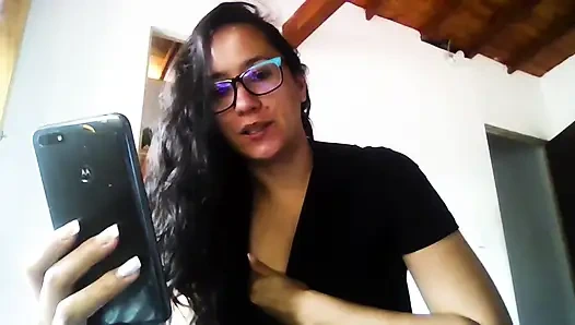 Latin kız herkesin içinde erkek arkadaşı için erotik bir video çekiyor