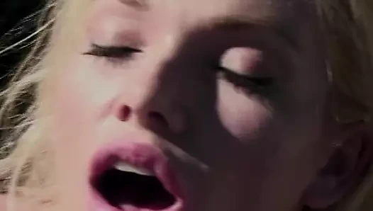 Mükemmel lezbo bebekler havuz başında birbirlerini sert sikiyor