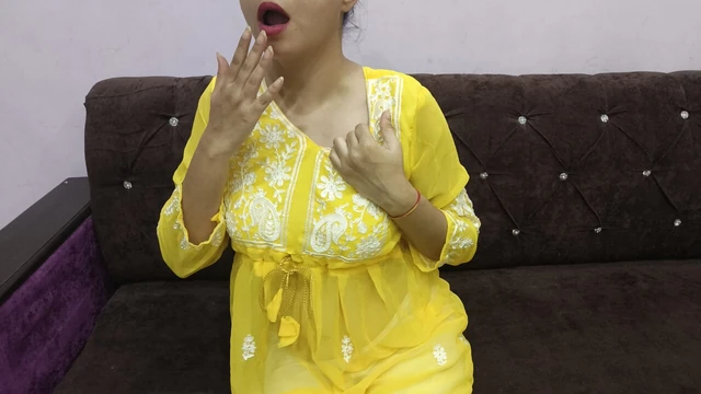 18-летняя индийская юная девушка Saara показывает свою мокрую розовую киску крупным планом