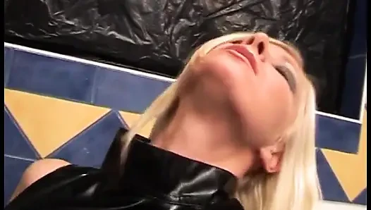 Sıkı sarışın dominatrix kölenin sikini yalıyor ve ona geniş amını pompalatıyor