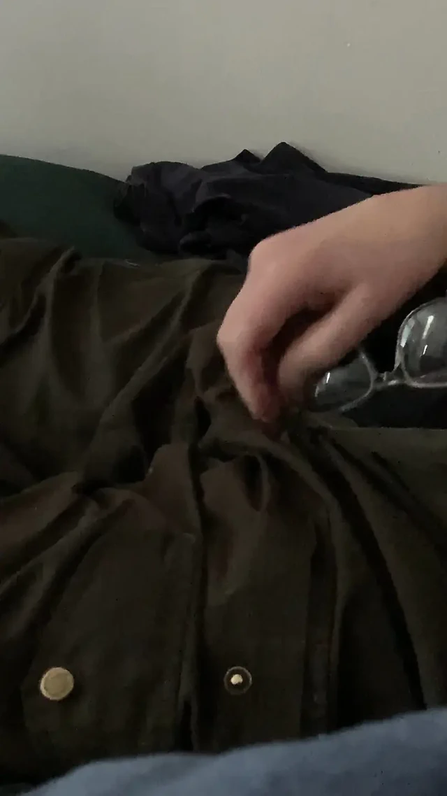 Bu döl bağımlısı gözlükleri kirli iç çamaşırımın içine saklayalım.