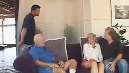 Olgun eş zevk bir vahşi seks ile bir porno