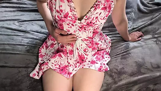 Sürtük evli kadın yazlık elbisesiyle ıslak amcığını parmaklıyor