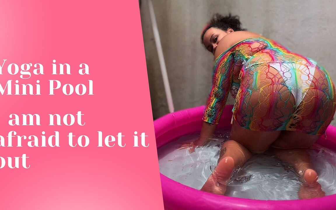 Mini havuzda iri güzel kadın yoga yapıyor