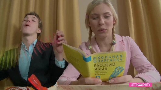 Seksi genç kız yarağa sakso çekiyor ve sikiliyor