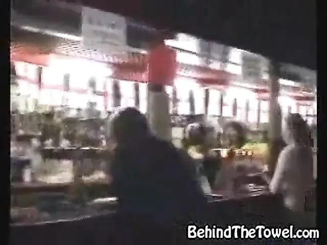Ateşli striptizci partiyi canlandırıyor