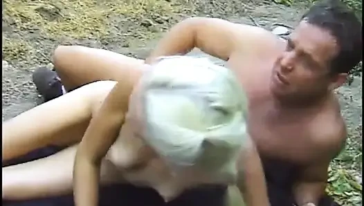 Azgın hatun açık havada büyük bir direk amına girerken inliyor