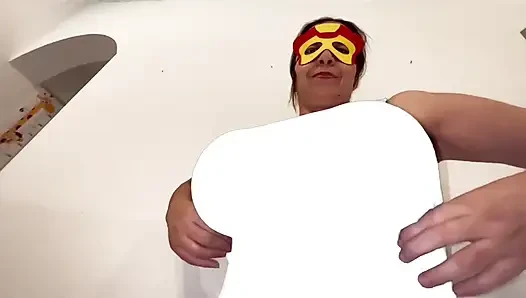 Büyük memeli bağlı kostümlü süper kahraman