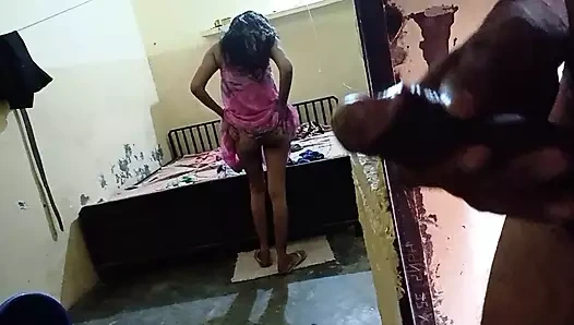 Hintli Pencaplı desi babhi kıyafetlerini değiştiriyor sonra yakalıyor ve sert Hintçe ses kaydıyla sikişiyor