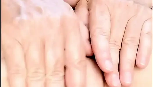 Nine amcığına vurdurarak oynuyor yakın çekim