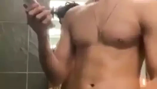 Beyaz boksörlü seksi delikanlı