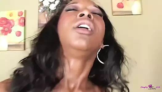 Yaşın ne olursa olsun, herkes güzel memeli ve muhteşem amcıklı zenci bir kızı seviyor