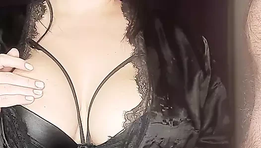 Oh evet, dört ayak üzerinde her iki delikte harika bir milf becerdin