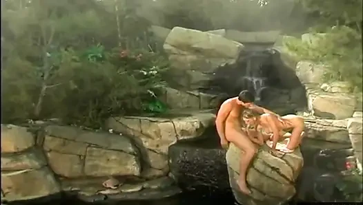 Büyük memeli sarışın steamy'de kaslı adam tarafından sikiliyor