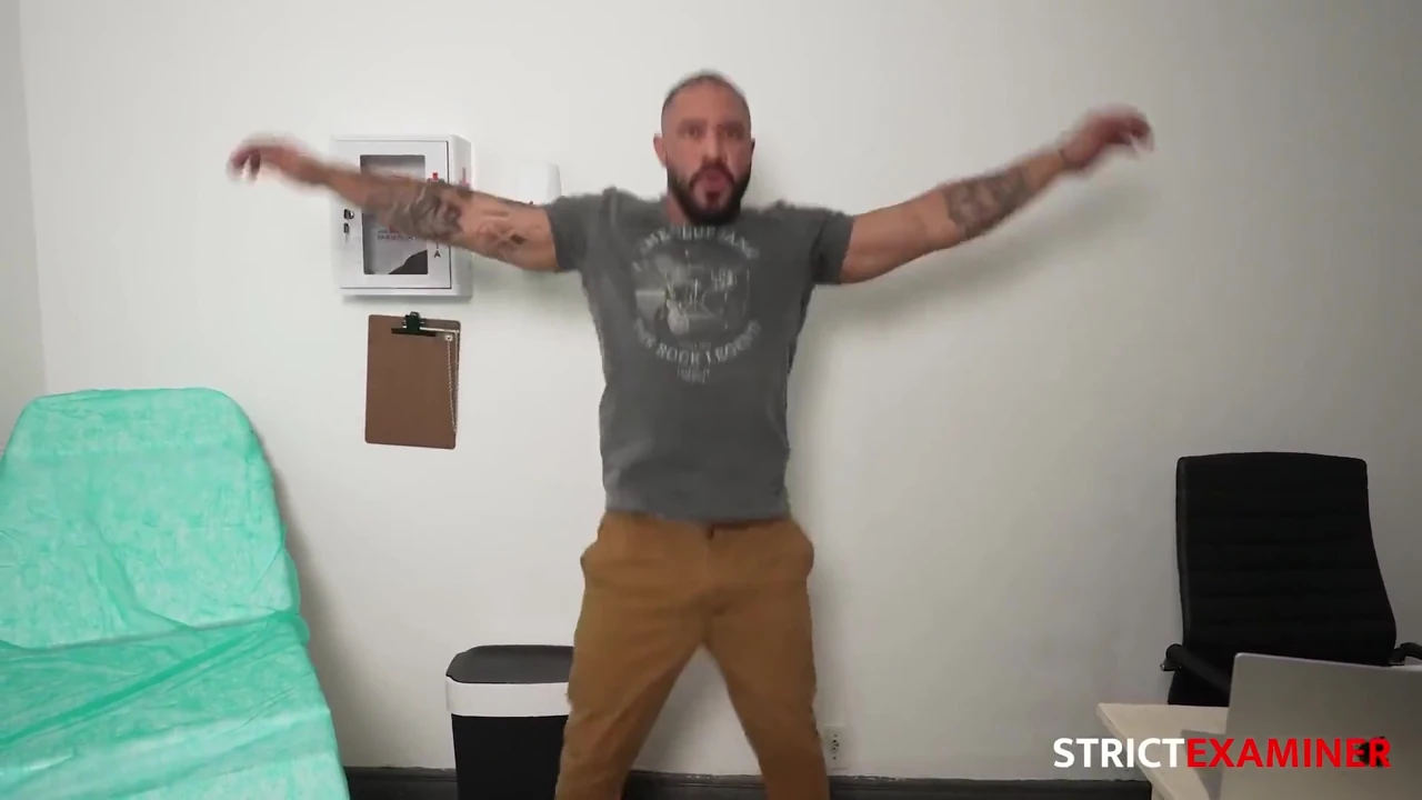 Examen médico de rol con juguetes en vídeo porno gay