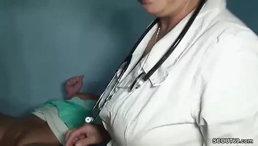 Wenn der Frauenarzt die Mutti fickt bei der Kontrolle