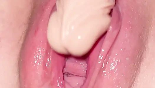 Büyük oyuncaklar amcığını sikiyor