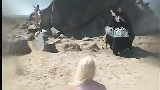 İki hatun açık havada oral ve anal seksin tadını çıkarıyor ve dölle doluyor