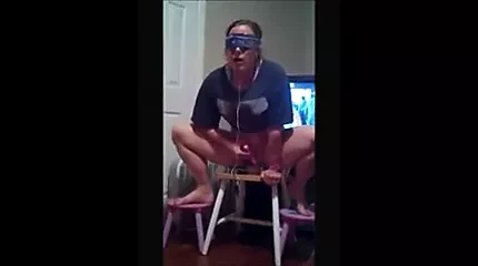 Tombul ev hanımı çömelme orgazm üzerinde yapay penis 2
