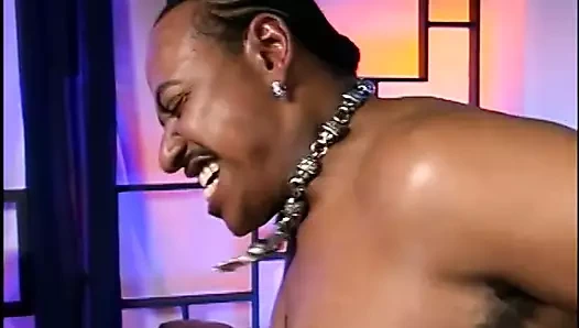 İki zenci adam sıkı azgın sürtüğü paylaşıyor