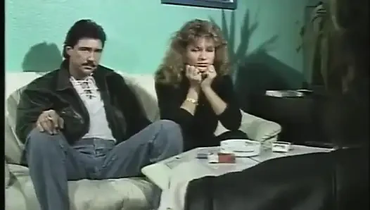 Sarı saçlı MILF askılı
