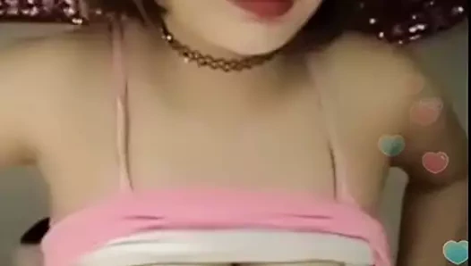 Büyük memeli iri göğüslü kadın